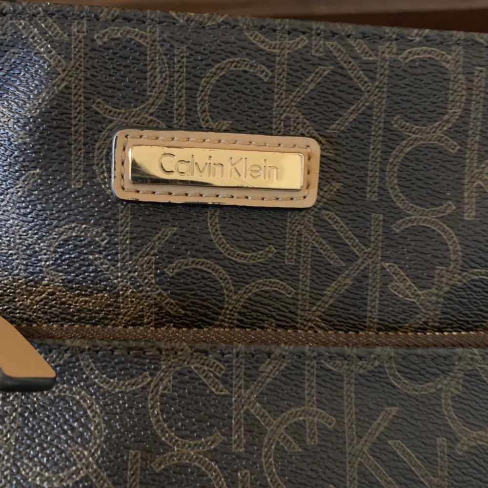 Calvin Klein- cross body bag - Picture 2 of 3